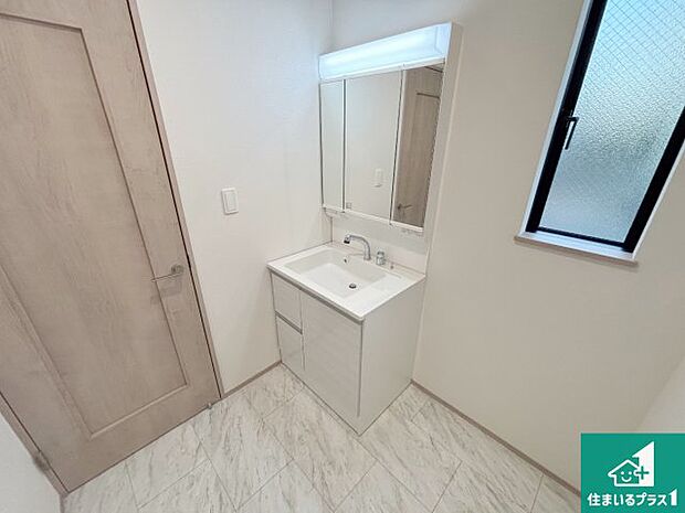 【独立洗面台】清潔感のある洗面台です。フラットな鏡は掃除がしやすく毎日清潔!鏡裏には収納があるのでスッキリとした洗面台が保てます。