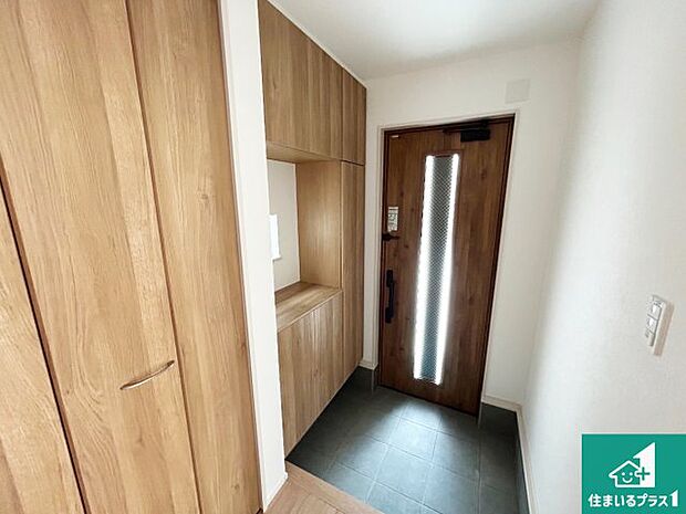 【玄関】シューズボックスにはたくさんの靴が収納できるので玄関周りはいつもスッキリ!ご家族が増えても安心!