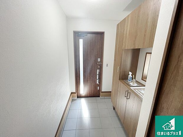 【玄関】シューズボックスにはたくさんの靴が収納できるので玄関周りはいつもスッキリ!ご家族が増えても安心!