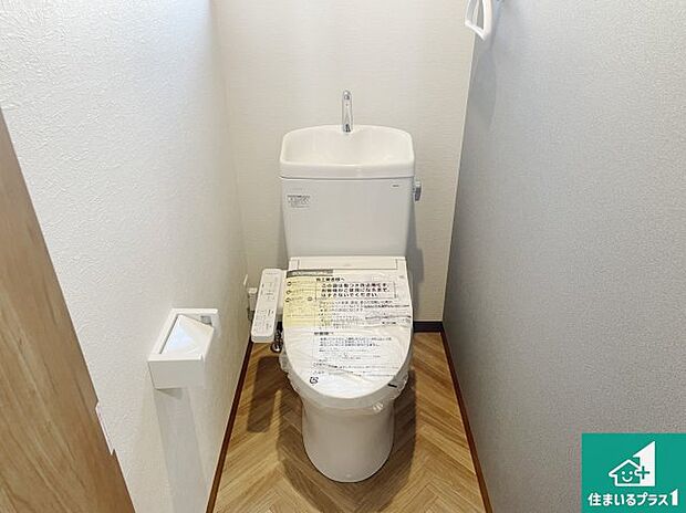 【トイレ】1・2階の2ヶ所にあるので、朝の忙しい時間の順番待ちもなく、深夜の利用にも大変便利です。