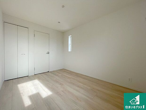 【洋室】寝室は心地よい眠りについてもらいたくて、シンプルかつ開放的な空間な設計にしています!大きな窓から差し込む日が心地いいです♪