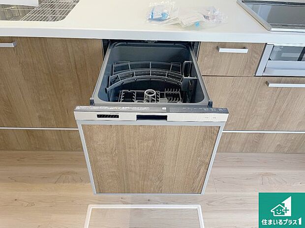 【食器洗い乾燥機】食事後の一仕事、食器洗いをボタン一つでお任せできちゃいます!場所を取らないビルトイン式なので、お料理スペースもしっかり確保!