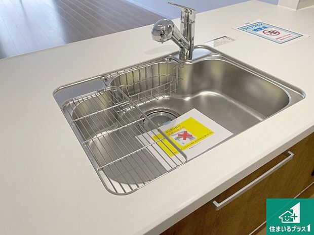 【キッチンシンク】蛇口の先端に浄水器を内蔵しています!原水と浄水、お湯と冷水、シャワーの切替えがワンタッチなので用途によって使い分けられます。