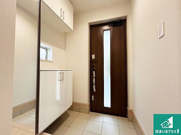 【玄関】シューズボックスにはたくさんの靴が収納できるので玄関周りはいつもスッキリ!ご家族が増えても安心!