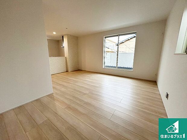 【居間・リビング】シンプルなリビングは、観葉植物等のインテリアを楽しめますね!パパ好みにも、ママ好みにも家具次第で雰囲気を変えることができます!