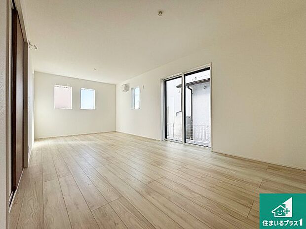 【居間・リビング】日当たり良好の明るいリビングで朝の目覚めもスッキリできそう!対面キッチンでご家族のコミュニケーションも自然と増える設計!小さなお子様が遊ぶスペースを作っても広々とくつろげるLDK!