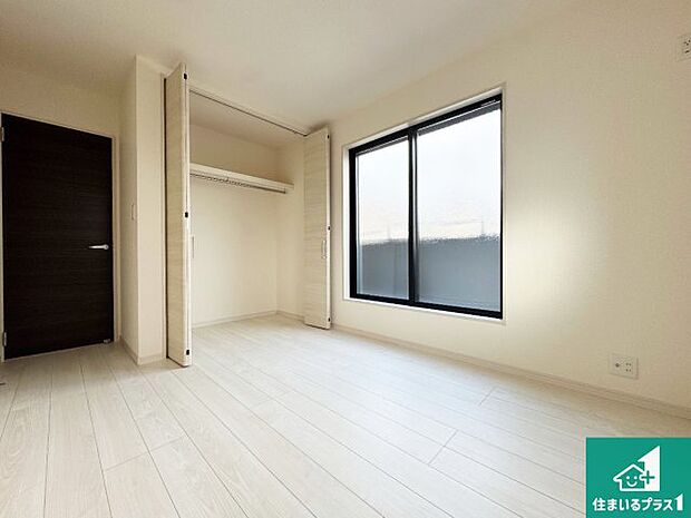 【洋室】シンプルな洋室は、自分好みのインテリアが楽しめます♪ご家族とインテリアや家具を選びに行くのは新築購入時の醍醐味の一つです。ぜひお楽しみください♪