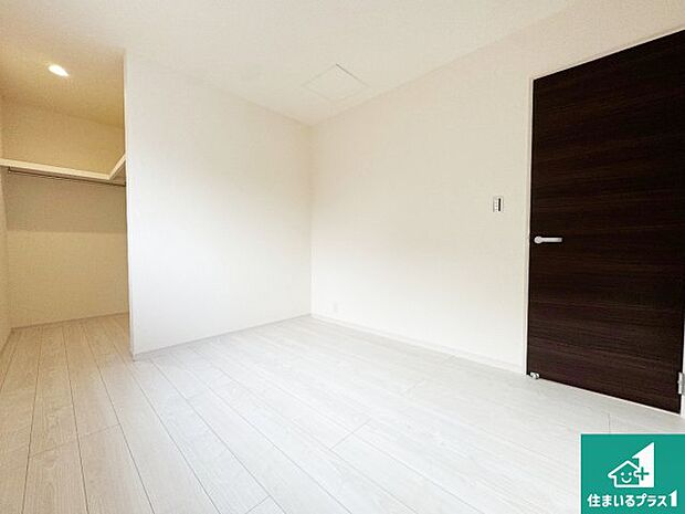 【洋室】シンプルな洋室は、自分好みのインテリアが楽しめます♪ご家族とインテリアや家具を選びに行くのは新築購入時の醍醐味の一つです。ぜひお楽しみください♪