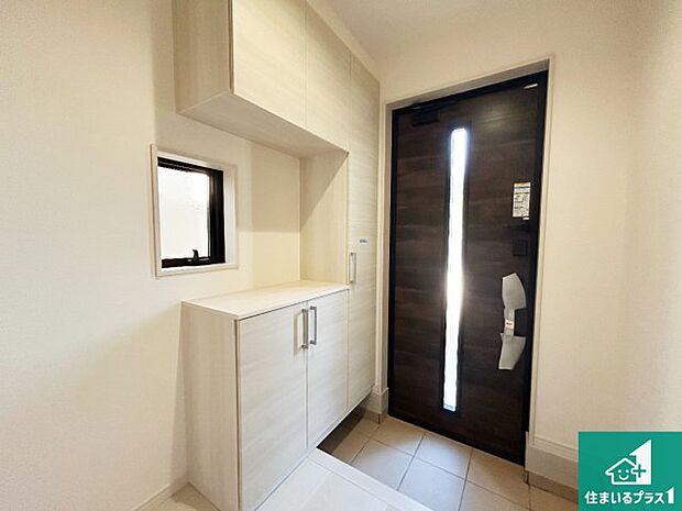 【玄関】シューズボックスにはたくさんの靴が収納できるので玄関周りはいつもスッキリ!ご家族が増えても安心!