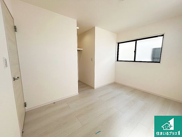 【洋室】シンプルな洋室は、自分好みのインテリアが楽しめます♪ご家族とインテリアや家具を選びに行くのは新築購入時の醍醐味の一つです。ぜひお楽しみください♪