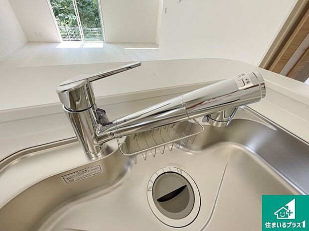 【キッチン水栓】浄水器を内蔵!炊飯時、お茶を作る時に安心してお水を使えます!お湯と冷水、浄水と原水、シャワーの切替えもワンタッチです!