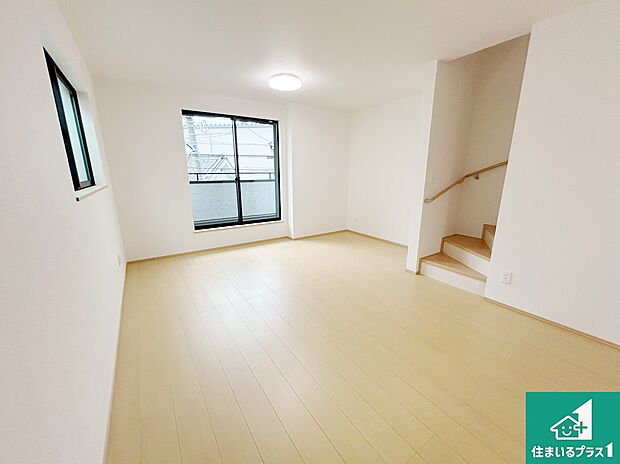 【居間・リビング】日当たり良好の明るいリビングで朝の目覚めもスッキリできそう!対面キッチンでご家族のコミュニケーションも自然と増える設計!小さなお子様が遊ぶスペースを作っても広々とくつろげるLDK!