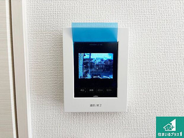 【カラーモニターインターホン】声だけでなく来訪者の姿や顔がモニターで確認できるので、小さなお子様がいらっしゃるご家庭でも安心できます!
