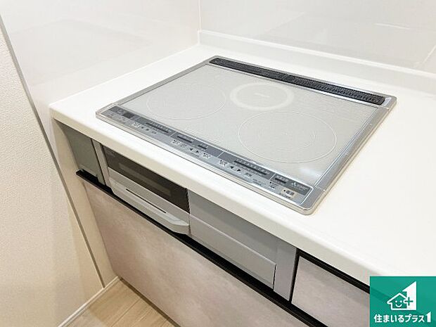 【コンロ】火を使わないので、安心なIHコンロ!でこぼこが無い構造なので、掃除もしやすく清潔に保てます!