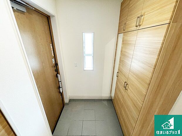 【玄関】シューズボックスにはたくさんの靴が収納できるので玄関周りはいつもスッキリ!ご家族が増えても安心!