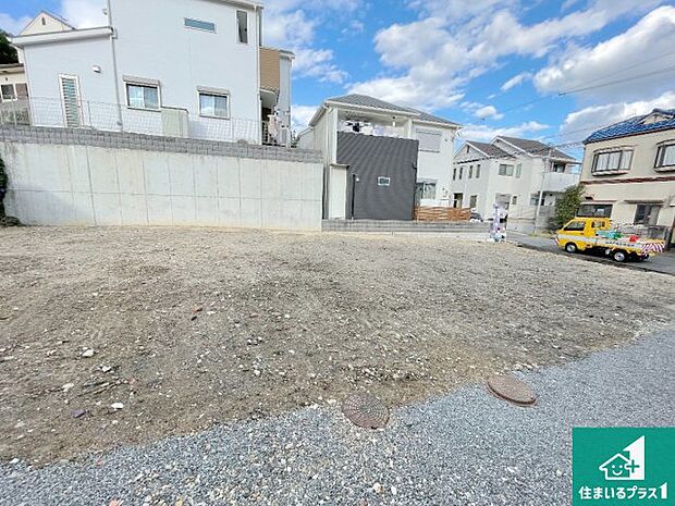 【外観】周辺は落ち着いた街並みの住宅地!子育てがしやすい住環境です!まだ未完成ですが、現地でしかわからない事もございます。是非一度ご覧ください。