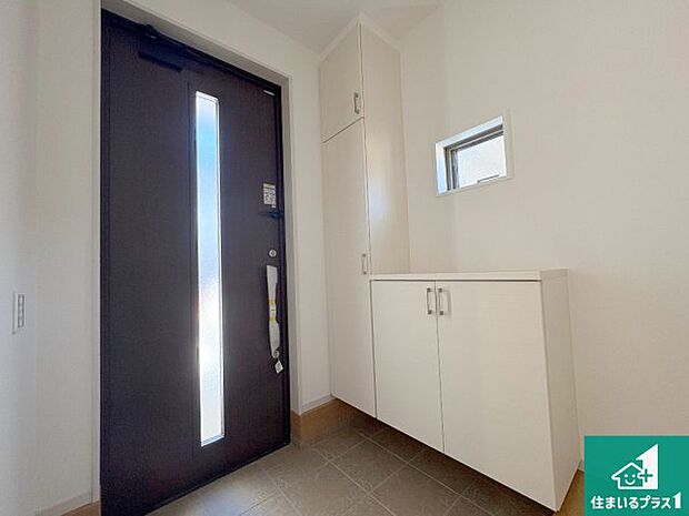 【玄関】シューズボックスにはたくさんの靴が収納できるので玄関周りはいつもスッキリ!ご家族が増えても安心!