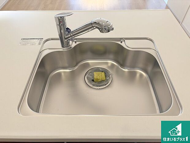【キッチンシンク】蛇口の先端に浄水器を内蔵しています!原水と浄水、お湯と冷水、シャワーの切替えがワンタッチなので用途によって使い分けられます。