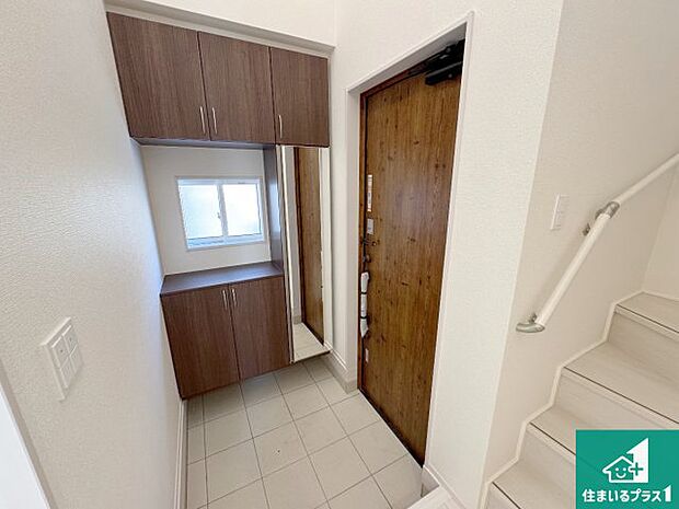 【玄関】シューズボックスにはたくさんの靴が収納できるので玄関周りはいつもスッキリ!ご家族が増えても安心!