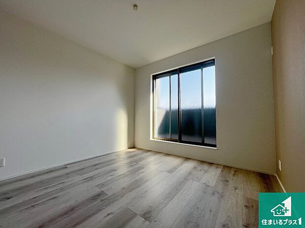 【洋室】シンプルな洋室は、自分好みのインテリアが楽しめます♪ご家族とインテリアや家具を選びに行くのは新築購入時の醍醐味の一つです。ぜひお楽しみください♪