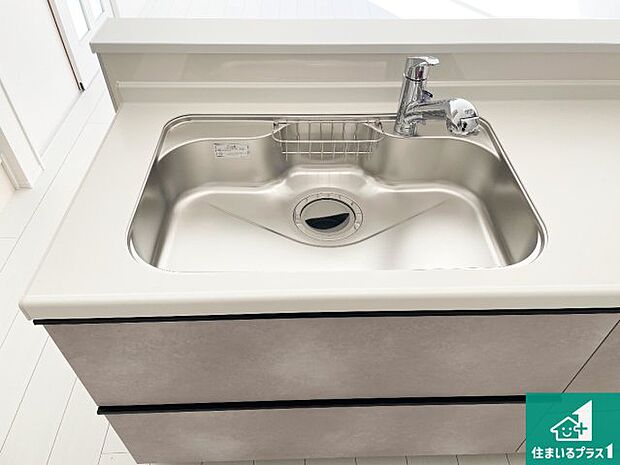 【キッチンシンク】蛇口の先端に浄水器を内蔵しています!原水と浄水、お湯と冷水、シャワーの切替えがワンタッチなので用途によって使い分けられます。