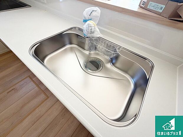 【キッチンシンク】蛇口の先端に浄水器を内蔵しています!原水と浄水、お湯と冷水、シャワーの切替えがワンタッチなので用途によって使い分けられます。