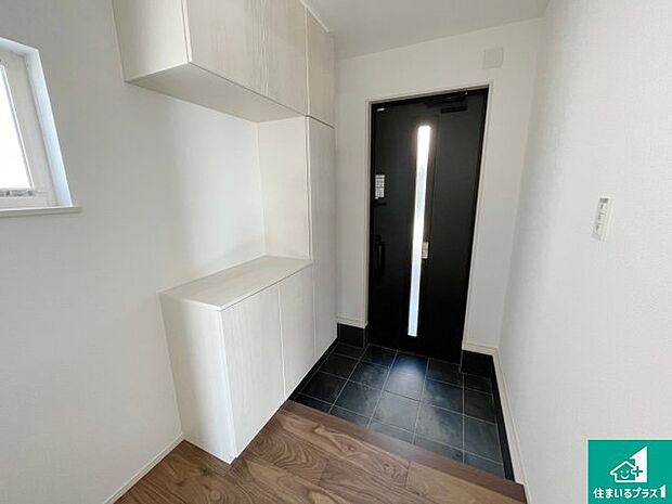 【玄関】シューズボックスにはたくさんの靴が収納できるので玄関周りはいつもスッキリ!ご家族が増えても安心!