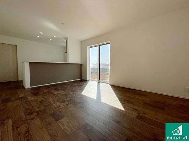 【居間・リビング】日当たり良好の明るいリビングで朝の目覚めもスッキリできそう!対面キッチンでご家族のコミュニケーションも自然と増える設計!小さなお子様が遊ぶスペースを作っても広々とくつろげるLDK!