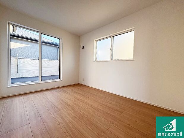 【洋室】シンプルな洋室は、自分好みのインテリアが楽しめます♪ご家族とインテリアや家具を選びに行くのは新築購入時の醍醐味の一つです。ぜひお楽しみください♪