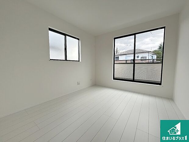 【洋室】シンプルな洋室は、自分好みのインテリアが楽しめます♪ご家族とインテリアや家具を選びに行くのは新築購入時の醍醐味の一つです。ぜひお楽しみください♪