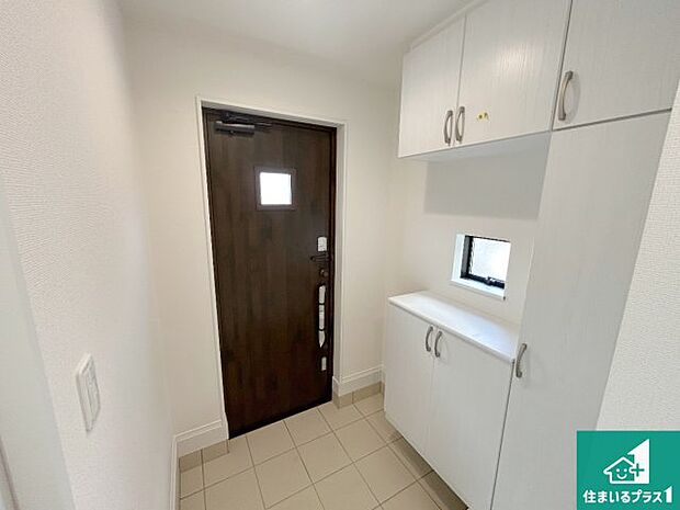 【玄関】シューズボックスにはたくさんの靴が収納できるので玄関周りはいつもスッキリ！ご家族が増えても安心！