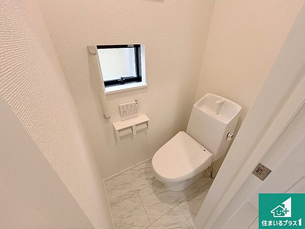 【トイレ】1・2階の2ヶ所にあるので、朝の忙しい時間の順番待ちもなく、深夜の利用にも大変便利です。