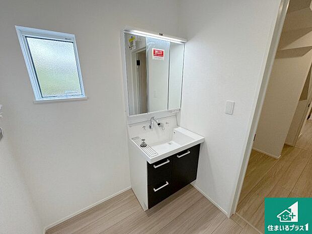 【独立洗面台】清潔感のある洗面台です。フラットな鏡は掃除がしやすく毎日清潔!鏡裏には収納があるのでスッキリとした洗面台が保てます。