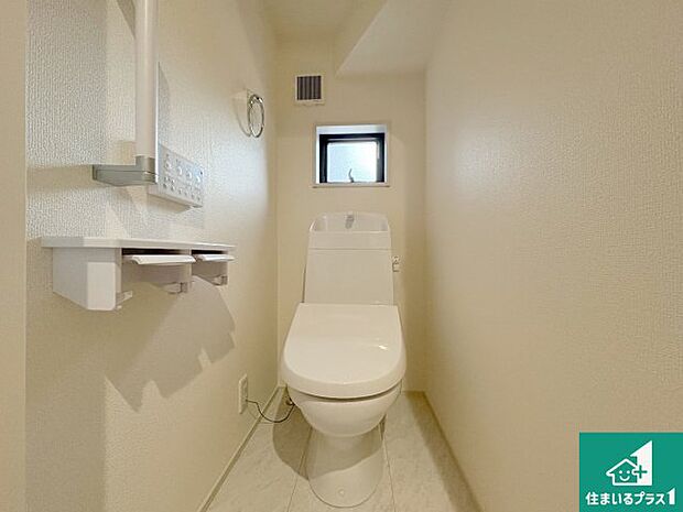 【トイレ】1・2階の2ヶ所にあるので、朝の忙しい時間の順番待ちもなく、深夜の利用にも大変便利です。