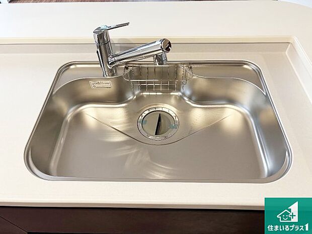 【キッチンシンク】蛇口の先端に浄水器を内蔵しています!原水と浄水、お湯と冷水、シャワーの切替えがワンタッチなので用途によって使い分けられます。