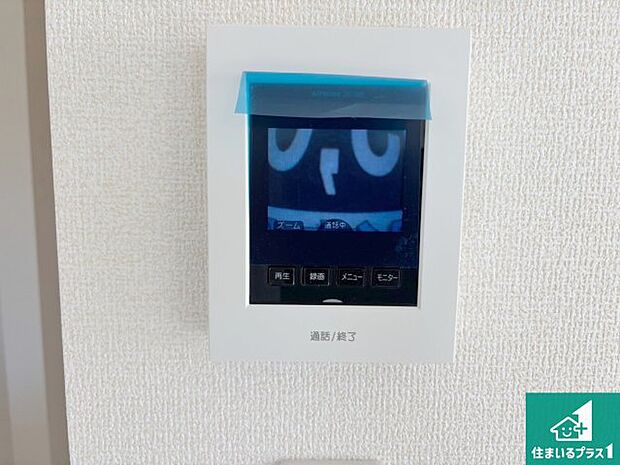 【カラーモニターインターホン】声だけでなく来訪者の姿や顔がモニターで確認できるので、小さなお子様がいらっしゃるご家庭でも安心できます!