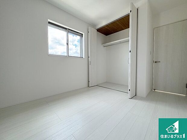 【洋室】シンプルな洋室は、自分好みのインテリアが楽しめます♪ご家族とインテリアや家具を選びに行くのは新築購入時の醍醐味の一つです。ぜひお楽しみください♪