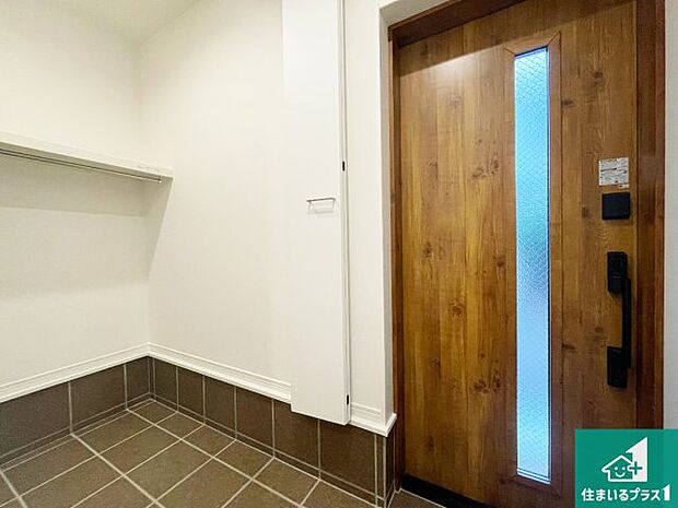 【玄関】シューズボックスにはたくさんの靴が収納できるので玄関周りはいつもスッキリ!ご家族が増えても安心!