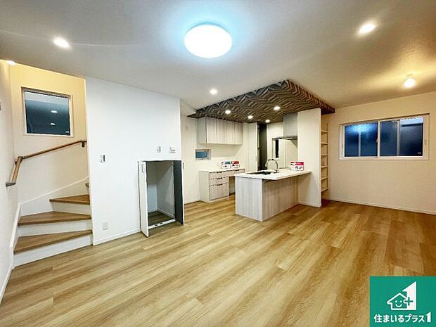 【居間・リビング】日当たり良好の明るいリビングで朝の目覚めもスッキリできそう!対面キッチンでご家族のコミュニケーションも自然と増える設計!小さなお子様が遊ぶスペースを作っても広々とくつろげるLDK!