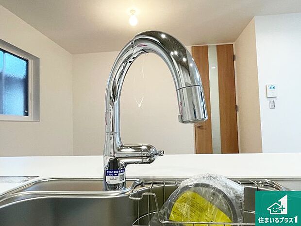 【キッチンシンク】蛇口の先端に浄水器を内蔵しています!原水と浄水、お湯と冷水、シャワーの切替えがワンタッチなので用途によって使い分けられます。