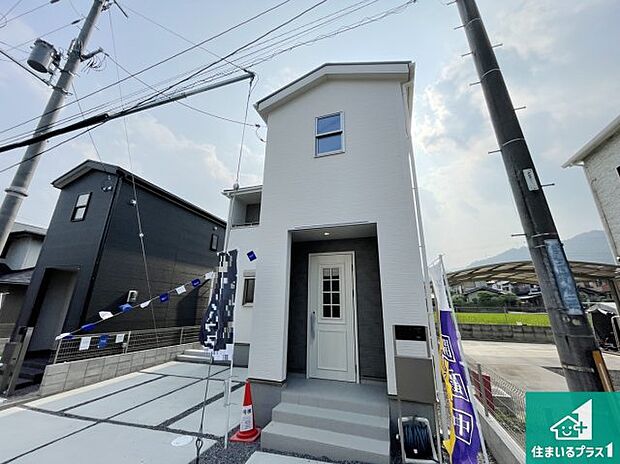 【外観】前面道路は車の通りも少なくて安心です。