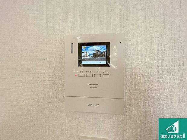 【カラーモニターインターホン】声だけでなく来訪者の姿や顔がモニターで確認できるので、小さなお子様がいらっしゃるご家庭でも安心できます!