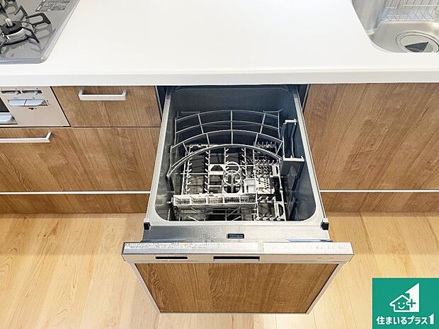 【食洗機】食事後の一仕事、食器洗いをボタン一つでお任せできちゃいます!場所を取らないビルトイン式なので、お料理スペースもしっかり確保!