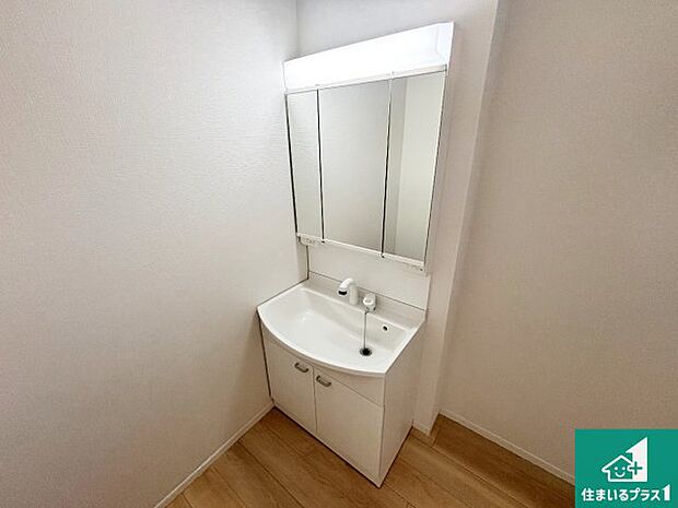 【独立洗面台】清潔感のある洗面台です。フラットな鏡は掃除がしやすく毎日清潔!鏡裏には収納があるのでスッキリとした洗面台が保てます。