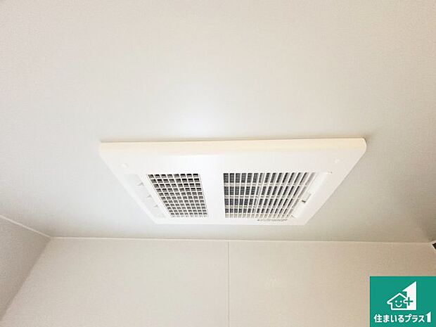 【浴室暖房乾燥機】四季を通して快適なバスライフをお手伝いする浴室暖房乾燥機!浴室の乾燥・暖房・涼風・換気はもちろん、24時間換気にも対応!