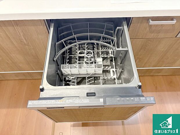 【食洗機】食事後の一仕事、食器洗いをボタン一つでお任せできちゃいます!場所を取らないビルトイン式なので、お料理スペースもしっかり確保!
