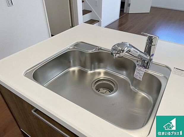 【キッチンシンク】蛇口の先端に浄水器を内蔵しています!原水と浄水、お湯と冷水、シャワーの切替えがワンタッチなので用途によって使い分けられます。