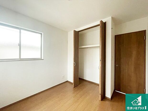 【洋室】収納スペースが充実しているので子供の成長に合わせてたくさん収納ができます!家族構成に合わせた様々な活用ができる収納!