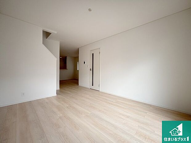 【居間・リビング】日当たり良好の明るいリビングで朝の目覚めもスッキリできそう!対面キッチンでご家族のコミュニケーションも自然と増える設計!小さなお子様が遊ぶスペースを作っても広々とくつろげるLDK!