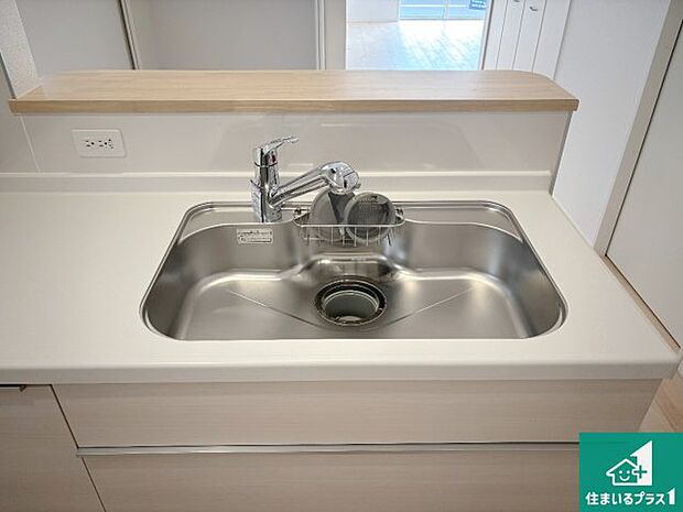 【キッチンシンク】蛇口の先端に浄水器を内蔵しています!原水と浄水、お湯と冷水、シャワーの切替えがワンタッチなので用途によって使い分けられます。